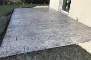 Terrasse béton imprimé pavage gris